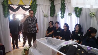 Pj Bupati Noudy Tendean Melayat ke Rumah Duka Atas Berpulangnya Almarhum Aiptu Michael Pesik