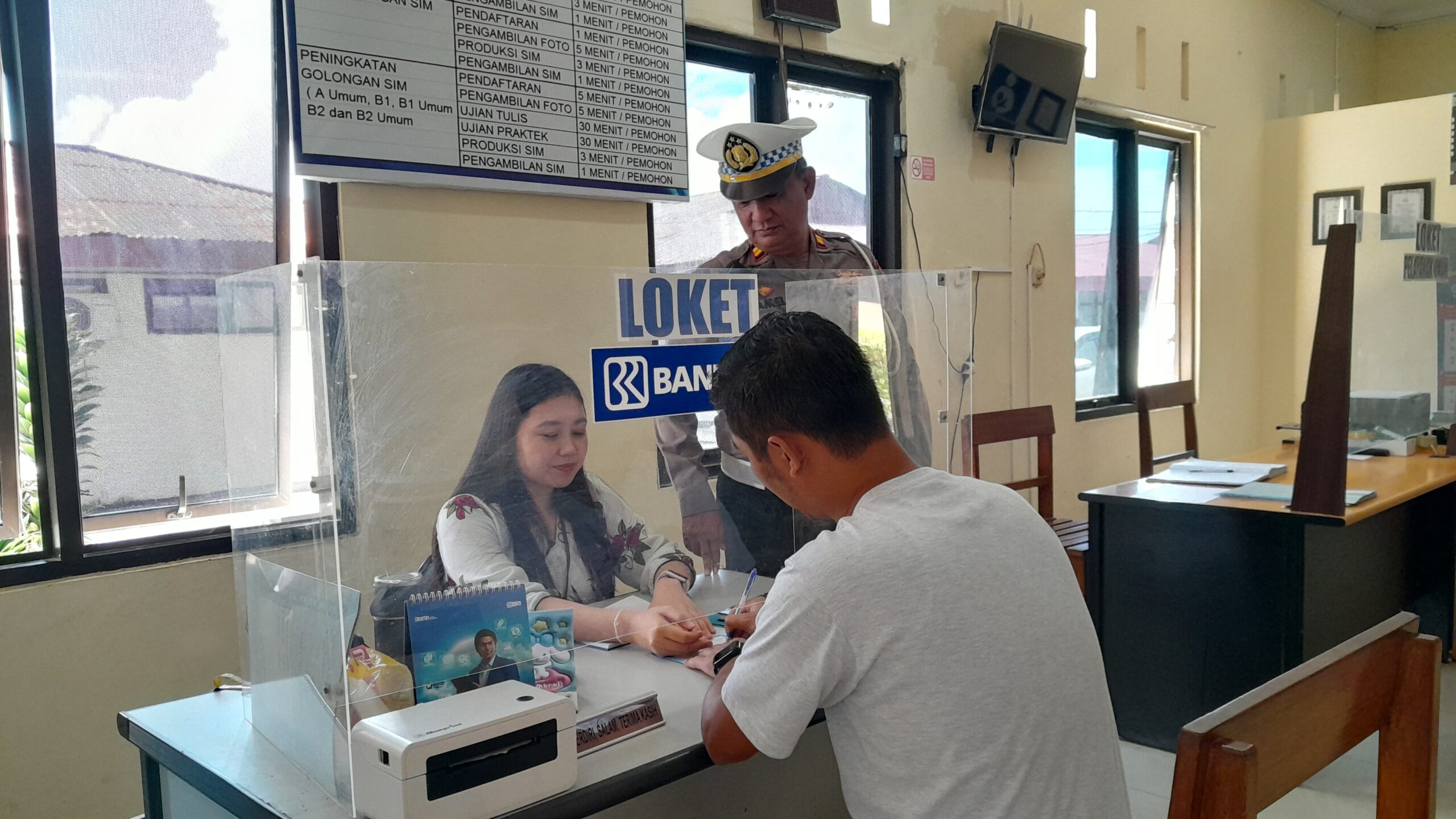 Kasatlantas saat meninjau langsung pengurusan sim