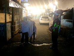Aksi Humanis Satlantas Polres Minahasa, Lindungi Warga Pulang Ibadah Malam