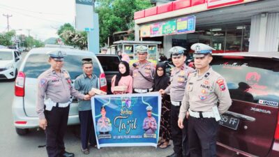 Satlantas Polres Minahasa Bagikan Takjil, Tegaskan Penindakan Knalpot Brong Selama Ramadan
