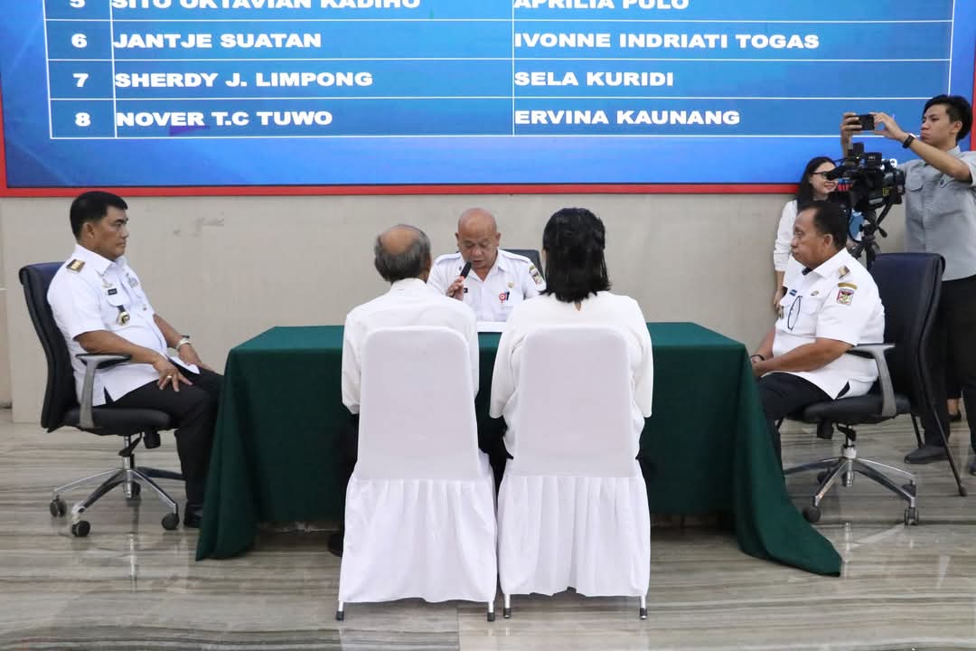 Gubernur Sulawesi Utara Mayjen TNI (Purn) Yulius Selvanus Komaling, SE (kiri) dan Bupati Minahasa Dr. Robby Dondokambey, SSi. MAP (kanan) menjadi saksi dalam acara pernikahan.(Foto: istimewa)
