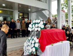 Jejak Pengabdian Letkol (Purn) Rull Kuron Dikenang dalam Persemayaman di DPRD Minahasa