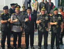 Kapolda Dampingi Gubernur Yulius Selfanus Ziarah ke Makam Mantan Gubernur Sulut di TMP kalibata