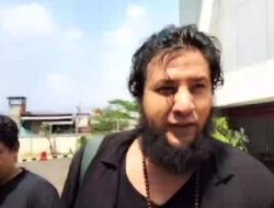 Mata Ditutup dan Tangan Diborgol, Narapidana Ammar Zoni Digelandang ke Lapas Nusakambangan