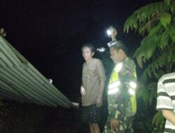 Atap Terbang Diterjang Angin, Babinsa Amurang Amankan Pengungsi