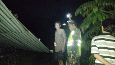 Atap Terbang Diterjang Angin, Babinsa Amurang Amankan Pengungsi