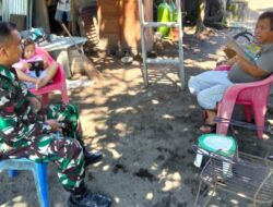 Tingkatkan Kemanunggalan TNI-Rakyat, Babinsa Koramil 1302-14/Amurang Laksanakan Komsos di Desa Tewasen