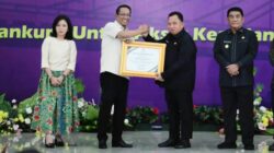 Perluas Akses Hukum Desa, Bupati Robby Dondokambey Terima Penghargaan