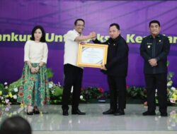 Perluas Akses Hukum Desa, Bupati Robby Dondokambey Terima Penghargaan