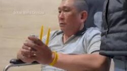 Begini Tampang Koko Erwin Bandar Narkoba Saat Digiring ke Bareskrim Polri, Pakai Kursi Roda dengan Tangan Terikat Kabel Ties