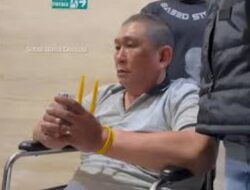 Begini Tampang Koko Erwin Bandar Narkoba Saat Digiring ke Bareskrim Polri, Pakai Kursi Roda dengan Tangan Terikat Kabel Ties